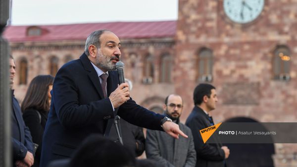 Премьер-министр Никол Пашинян со своими сторонниками во время митинга на площади Республики (25 февраля 2021). Еревaн - Sputnik Армения
