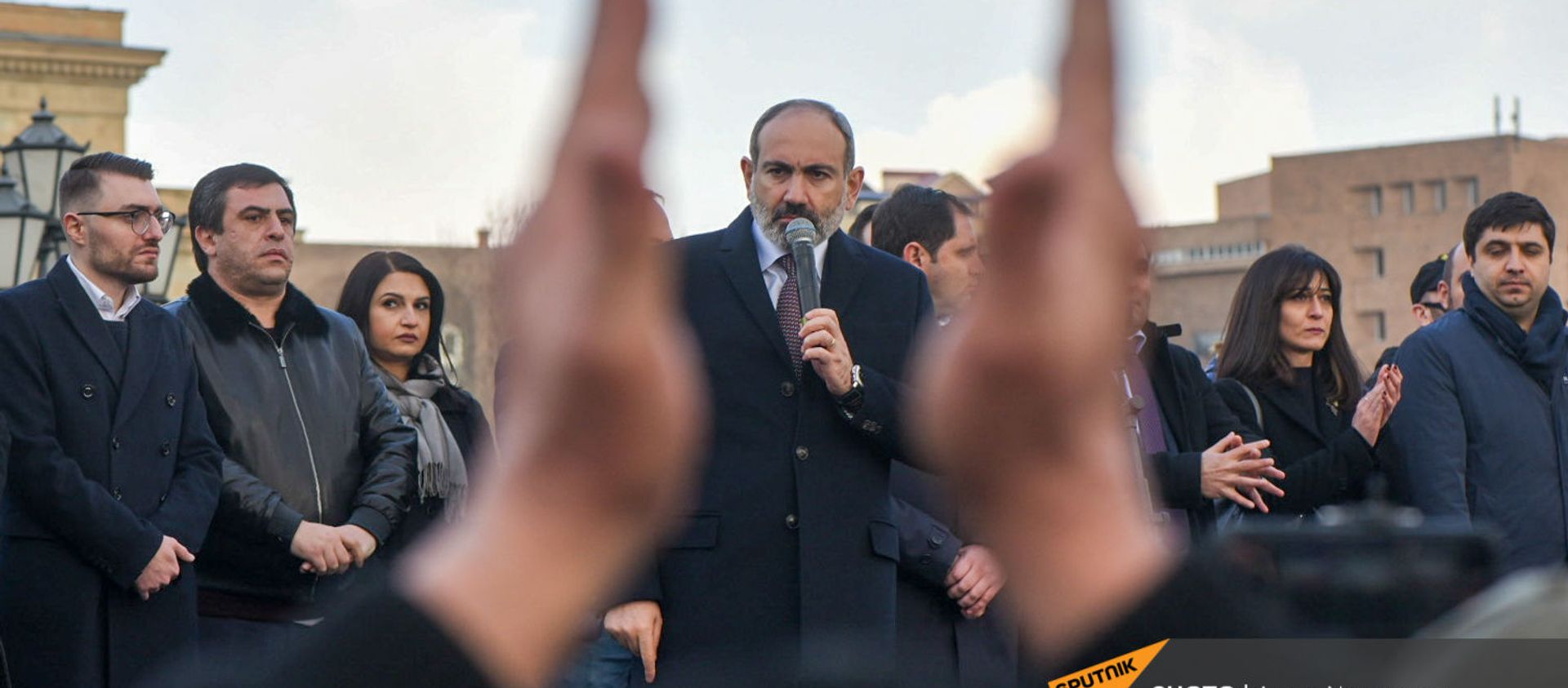 Премьер-министр Никол Пашинян со своими сторонниками во время митинга на площади Республики (25 февраля 2021). Еревaн Премьер-министр Никол Пашинян со своими сторонниками во время митинга на площади Республики (25 февраля 2021). Еревaн - Sputnik Армения, 1920, 25.02.2021