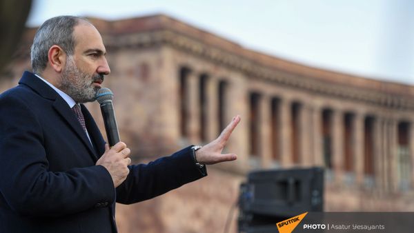 Премьер-министр Никол Пашинян со своими сторонниками во время митинга на площади Республики (25 февраля 2021). Еревaн - Sputnik Արմենիա