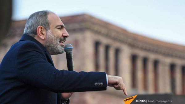Премьер-министр Никол Пашинян со своими сторонниками во время митинга на площади Республики (25 февраля 2021). Еревaн - Sputnik Армения