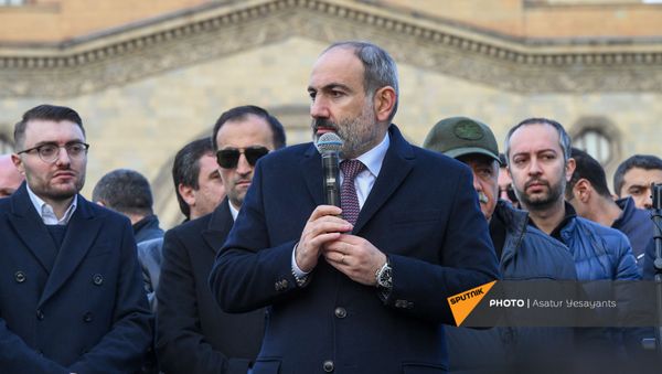 Премьер-министр Никол Пашинян со своими сторонниками во время митинга на площади Республики (25 февраля 2021). Еревaн - Sputnik Армения