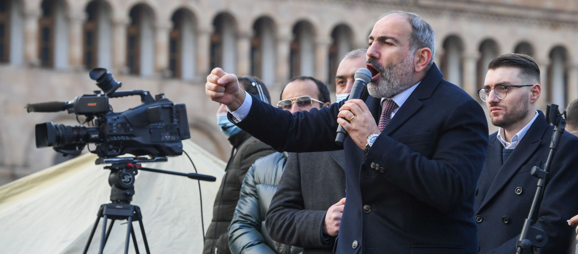 Премьер-министр Никол Пашинян со своими сторонниками во время митинга на площади Республики (25 февраля 2021). Еревaн - Sputnik Արմենիա, 1920, 22.03.2021