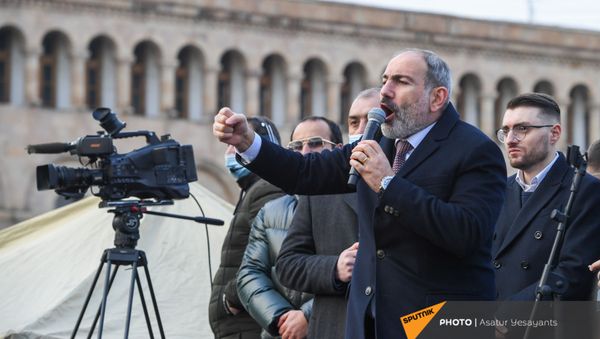 Премьер-министр Никол Пашинян со своими сторонниками во время митинга на площади Республики (25 февраля 2021). Еревaн - Sputnik Արմենիա