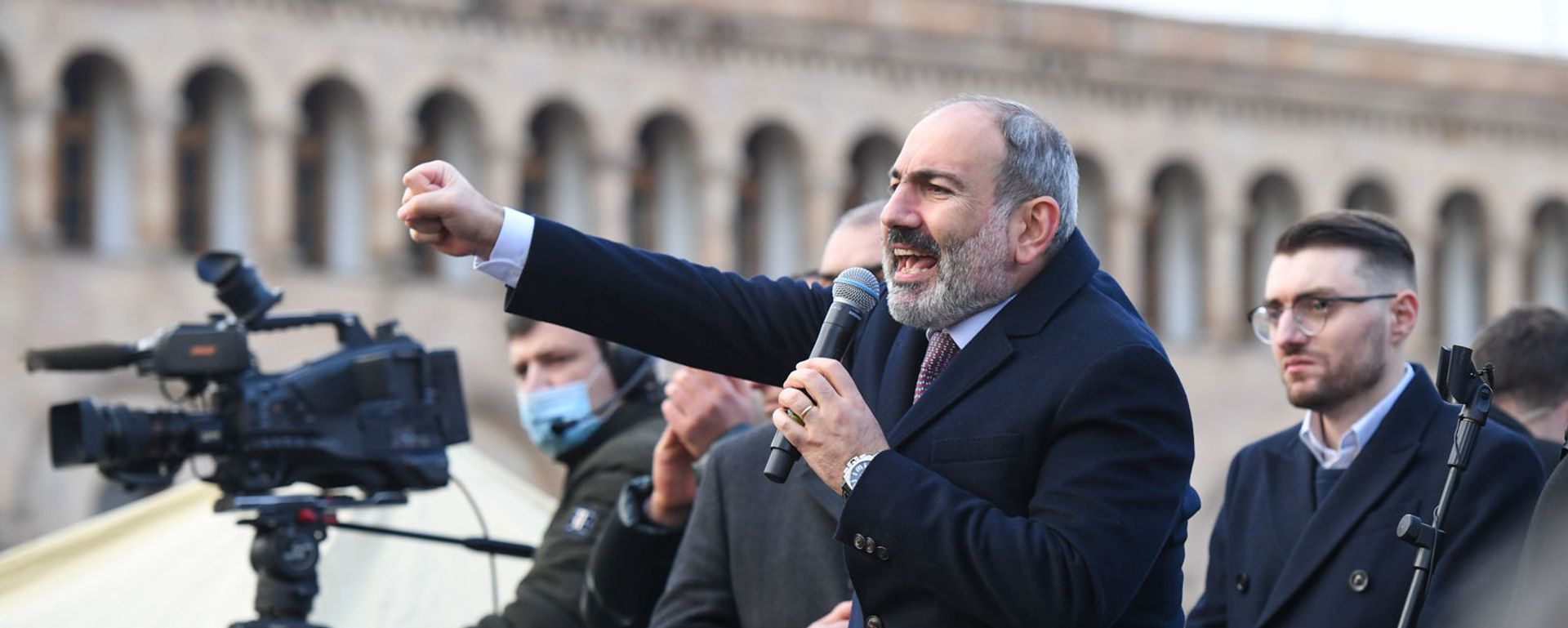 Премьер-министр Никол Пашинян со своими сторонниками во время митинга на площади Республики (25 февраля 2021). Еревaн - Sputnik Армения, 1920, 01.03.2021