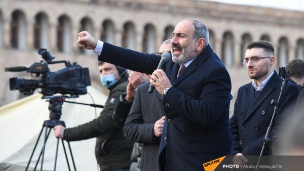 Премьер-министр Никол Пашинян со своими сторонниками во время митинга на площади Республики (25 февраля 2021). Еревaн - Sputnik Армения