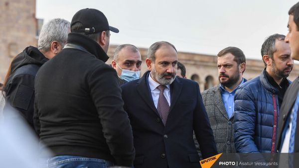Премьер-министр Никол Пашинян со своими сторонниками во время митинга на площади Республики (25 февраля 2021). Еревaн - Sputnik Армения