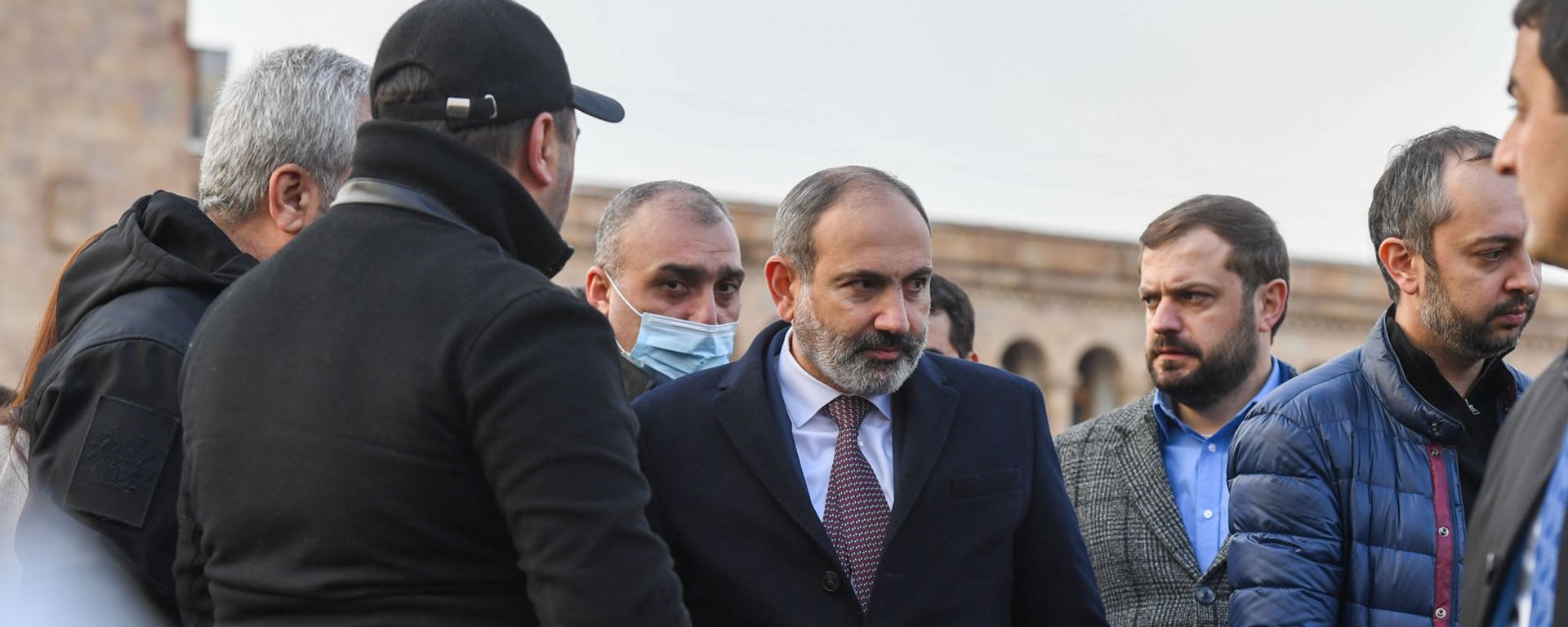 Премьер-министр Никол Пашинян со своими сторонниками во время митинга на площади Республики (25 февраля 2021). Еревaн - Sputnik Армения, 1920, 19.03.2021