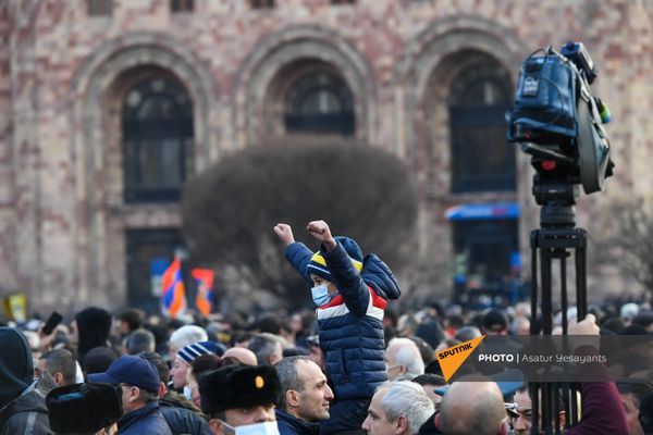 Сторонники премьер-министра Никола Пашиняна во время митинга на площади Республики (25 февраля 2021). Еревaн Сторонники премьер-министра Никола Пашиняна во время митинга на площади Республики (25 февраля 2021). Еревaн - Sputnik Армения