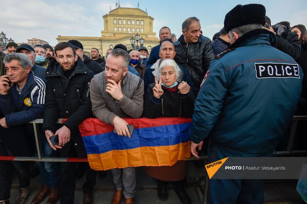 Сторонники премьер-министра Никола Пашиняна перед началом митинга на площади Республики (25 февраля 2021). Еревaн Сторонники премьер-министра Никола Пашиняна перед началом митинга на площади Республики (25 февраля 2021). Еревaн - Sputnik Армения