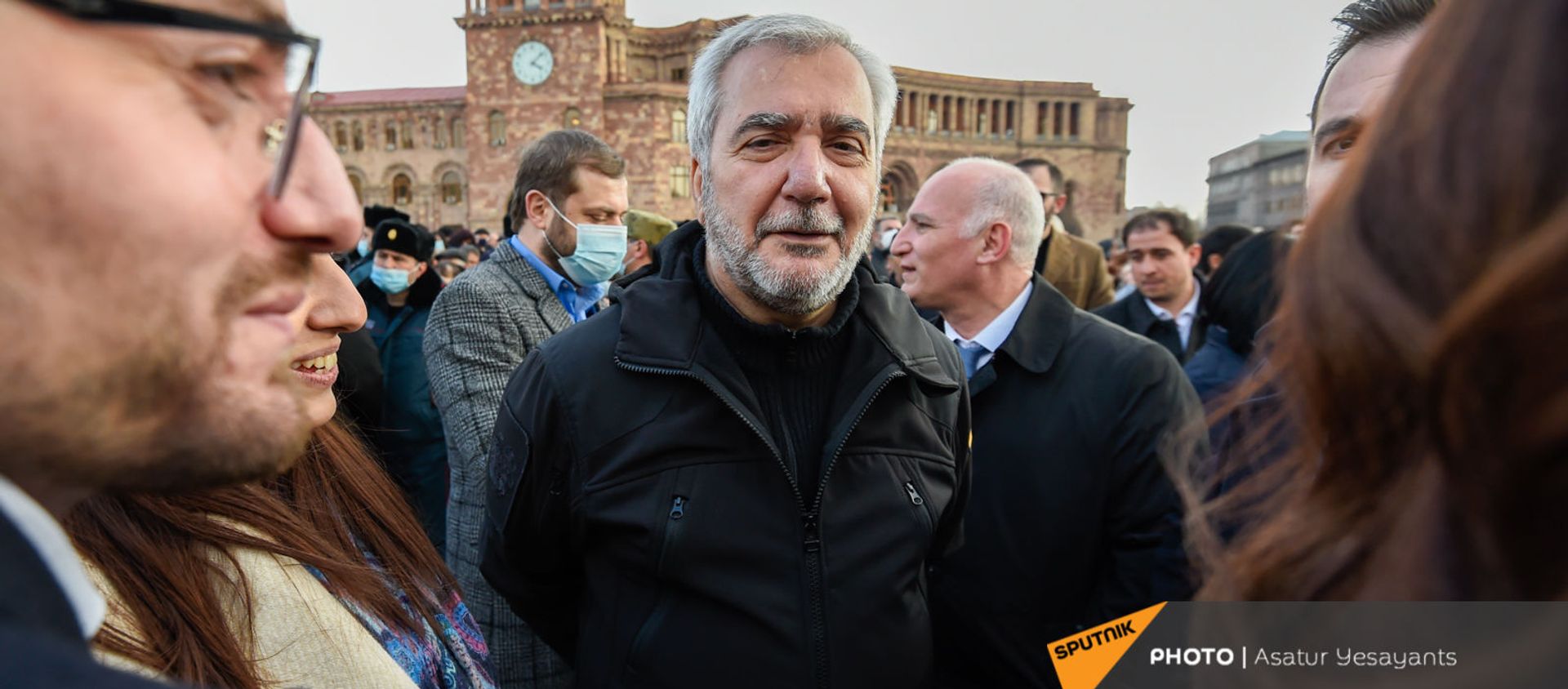 Депутат Андраник Кочарян на площади Республики перед началом митинга Никола Пашиняна (25 февраля 2021). Еревaн Депутат Андраник Кочарян на площади Республики перед началом митинга Никола Пашиняна (25 февраля 2021). Еревaн - Sputnik Армения, 1920, 27.05.2021
