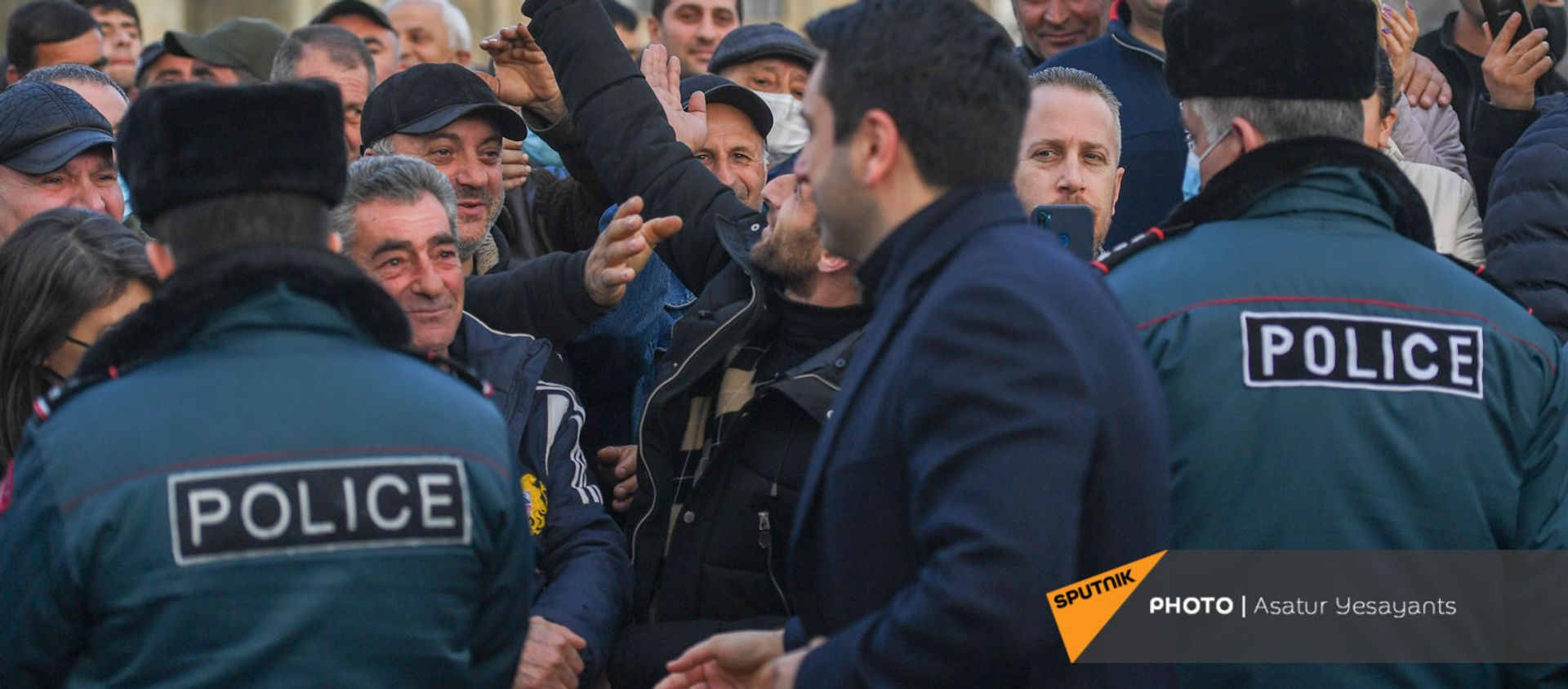 Вице-спикер НС Ален Симонян на площади Республики перед началом митинга Никола Пашиняна (25 февраля 2021). Еревaн Вице-спикер НС Ален Симонян на площади Республики перед началом митинга Никола Пашиняна (25 февраля 2021). Еревaн - Sputnik Արմենիա, 1920, 23.03.2021