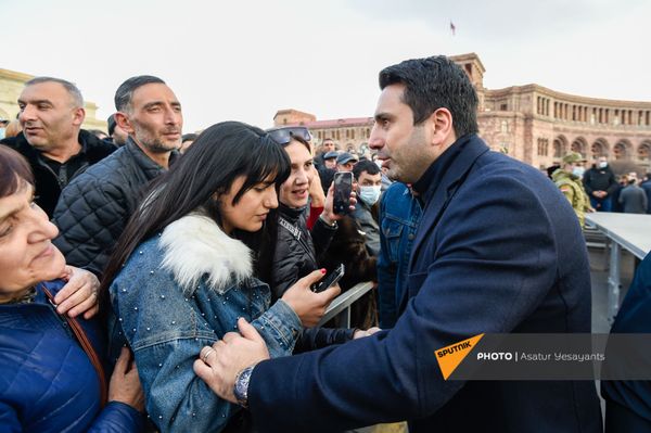 Вице-спикер НС Ален Симонян на площади Республики перед началом митинга Никола Пашиняна (25 февраля 2021). Еревaн Вице-спикер НС Ален Симонян на площади Республики перед началом митинга Никола Пашиняна (25 февраля 2021). Еревaн - Sputnik Армения