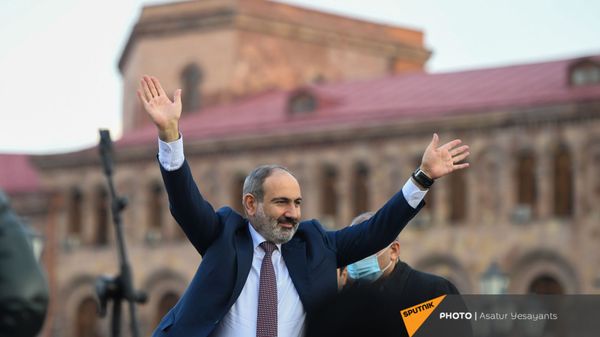 Премьер-министр Никол Пашинян со своими сторонниками во время митинга на площади Республики (25 февраля 2021). Еревaн - Sputnik Армения