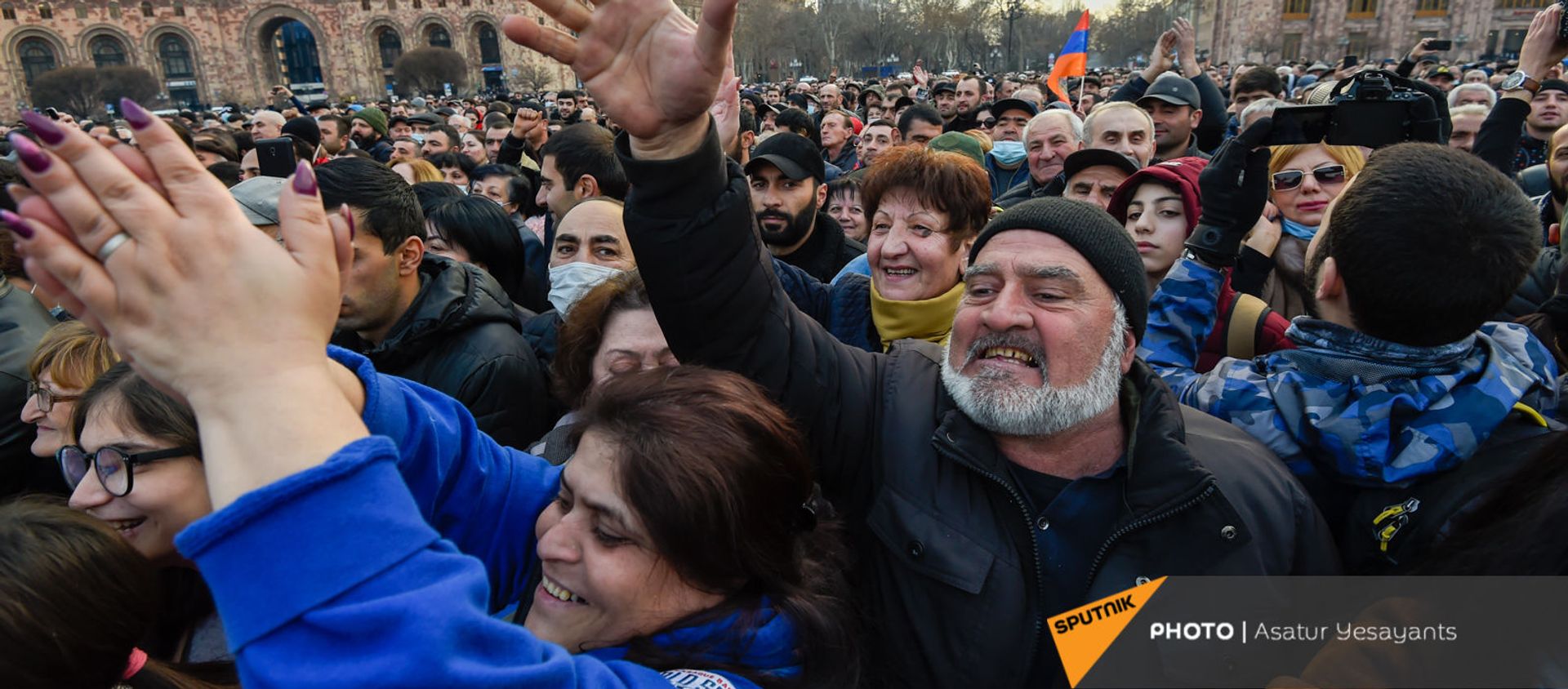 Сторонники премьер-министра перед началом митинга Никола Пашиняна (25 февраля 2021). Еревaн - Sputnik Արմենիա, 1920, 27.02.2021