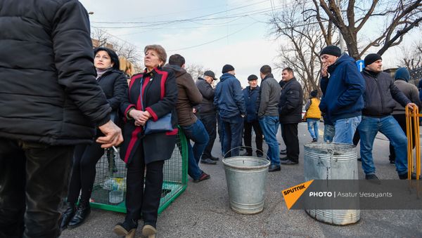 Оппозиционные активисты перекрыли проспект Баграмяна у здания Национального собрания Армении (25 февраля 2021). Еревaн - Sputnik Армения