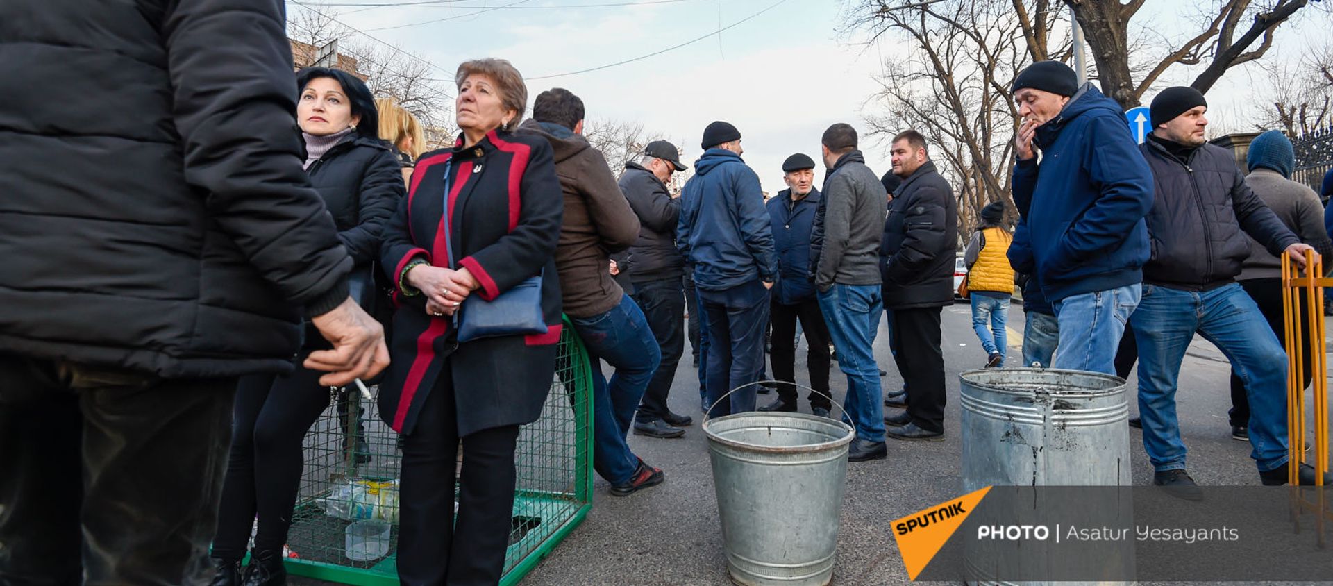 Оппозиционные активисты перекрыли проспект Баграмяна у здания Национального собрания Армении (25 февраля 2021). Еревaн Оппозиционные активисты перекрыли проспект Баграмяна у здания Национального собрания Армении (25 февраля 2021). Еревaн - Sputnik Армения, 1920, 25.02.2021