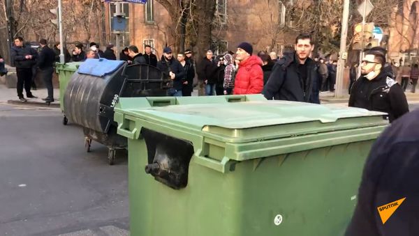 Оппозиционные активисты перекрыли проспект Баграмяна у здания Национального собрания Армении - Sputnik Արմենիա