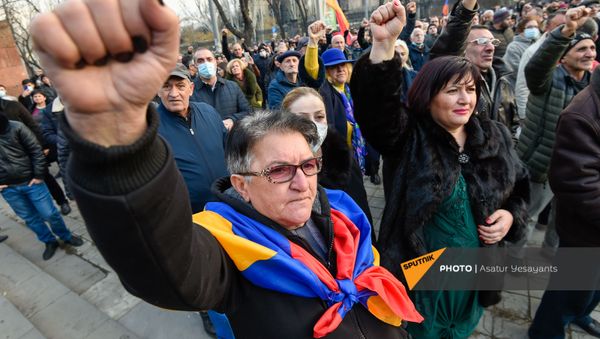 Митинг оппозиции на проспекте Баграмяна у здания Национального собрания Армении (25 февраля 2021). Еревaн - Sputnik Армения