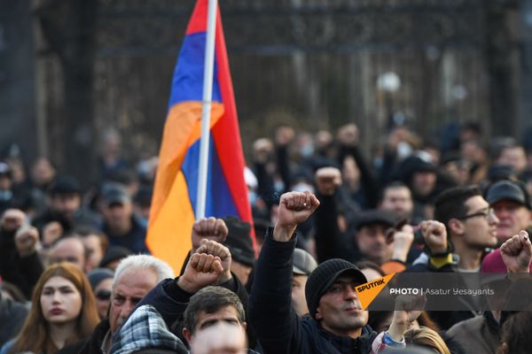 Митинг оппозиции на проспекте Баграмяна у здания Национального собрания Армении (25 февраля 2021). Еревaн Митинг оппозиции на проспекте Баграмяна у здания Национального собрания Армении (25 февраля 2021). Еревaн - Sputnik Армения