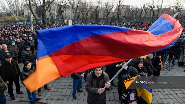 Митинг оппозиции на проспекте Баграмяна у здания Национального собрания Армении (25 февраля 2021). Еревaн - Sputnik Արմենիա