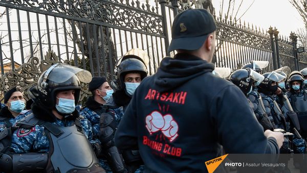 Митинг оппозиции на проспекте Баграмяна у здания Национального собрания Армении (25 февраля 2021). Еревaн - Sputnik Армения