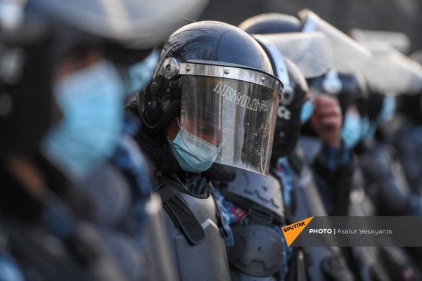 Митинг оппозиции на проспекте Баграмяна у здания Национального собрания Армении (25 февраля 2021). Еревaн Митинг оппозиции на проспекте Баграмяна у здания Национального собрания Армении (25 февраля 2021). Еревaн - Sputnik Армения