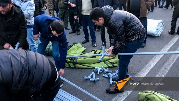 Оппозиция устанавливает палатки на проспекте Баграмяна у здания Национального собрания Армении (25 февраля 2021). Еревaн - Sputnik Армения