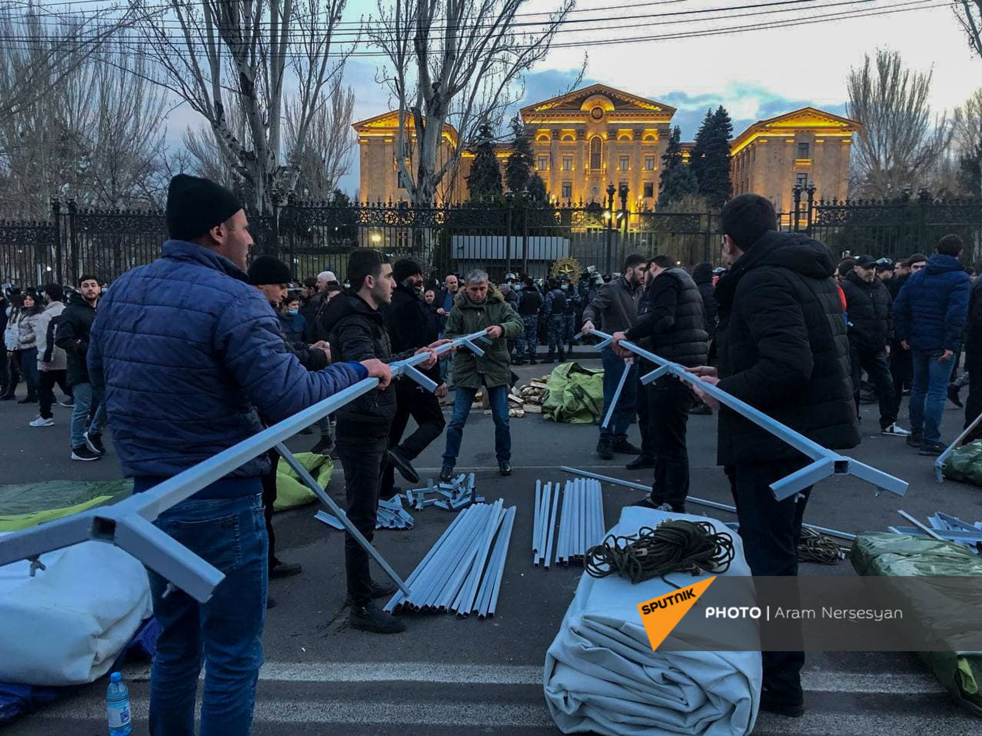 Երևանի Բաղրամյան փողոցում վրաններ են տեղադրում. լուսանկարներ, տեսանյութ - Sputnik Արմենիա, 1920, 25.02.2021