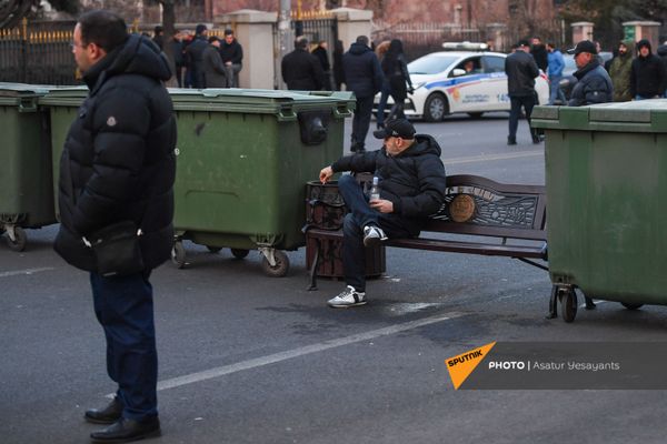 Сторонники оппозиции на проспекте Баграмяна у здания Национального собрания Армении (25 февраля 2021). Еревaн Сторонники оппозиции на проспекте Баграмяна у здания Национального собрания Армении (25 февраля 2021). Еревaн - Sputnik Армения