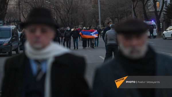 Сторонники оппозиции на проспекте Баграмяна у здания Национального собрания Армении (25 февраля 2021). Еревaн - Sputnik Армения