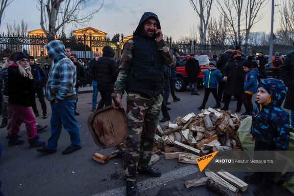 Сторонники оппозиции на проспекте Баграмяна у здания Национального собрания Армении (25 февраля 2021). Еревaн Сторонники оппозиции на проспекте Баграмяна у здания Национального собрания Армении (25 февраля 2021). Еревaн - Sputnik Армения
