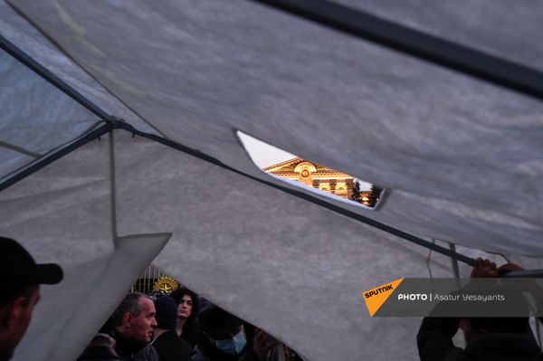 Оппозиция устанавливает палатки на проспекте Баграмяна у здания Национального собрания Армении (25 февраля 2021). Еревaн Оппозиция устанавливает палатки на проспекте Баграмяна у здания Национального собрания Армении (25 февраля 2021). Еревaн - Sputnik Армения