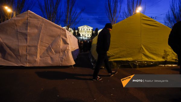 Оппозиция устанавливает палатки на проспекте Баграмяна у здания Национального собрания Армении (25 февраля 2021). Еревaн - Sputnik Армения