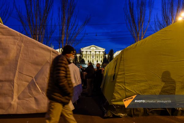 Оппозиция устанавливает палатки на проспекте Баграмяна у здания Национального собрания Армении (25 февраля 2021). Еревaн Оппозиция устанавливает палатки на проспекте Баграмяна у здания Национального собрания Армении (25 февраля 2021). Еревaн - Sputnik Армения