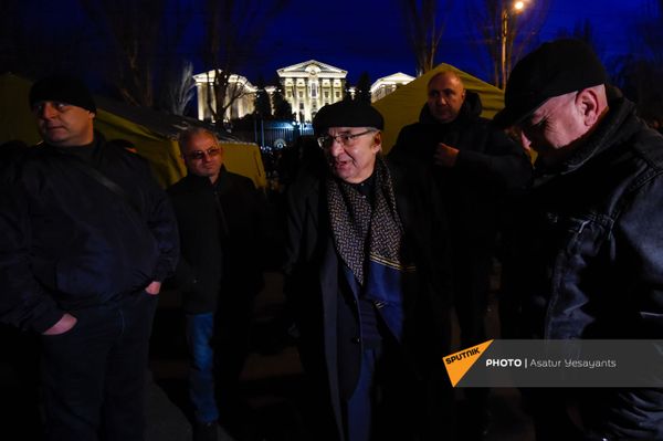 Вазген Манукян рядом с установленными оппозицией палатками на проспекте Баграмяна у здания Национального собрания Армении (25 февраля 2021). Еревaн Вазген Манукян рядом с установленными оппозицией палатками на проспекте Баграмяна у здания Национального собрания Армении (25 февраля 2021). Еревaн - Sputnik Армения