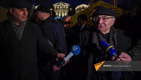 Вазген Манукян и Сейран Оганян рядом с установленными оппозицией палатками на проспекте Баграмяна у здания Национального собрания Армении (25 февраля 2021). Еревaн - Sputnik Армения