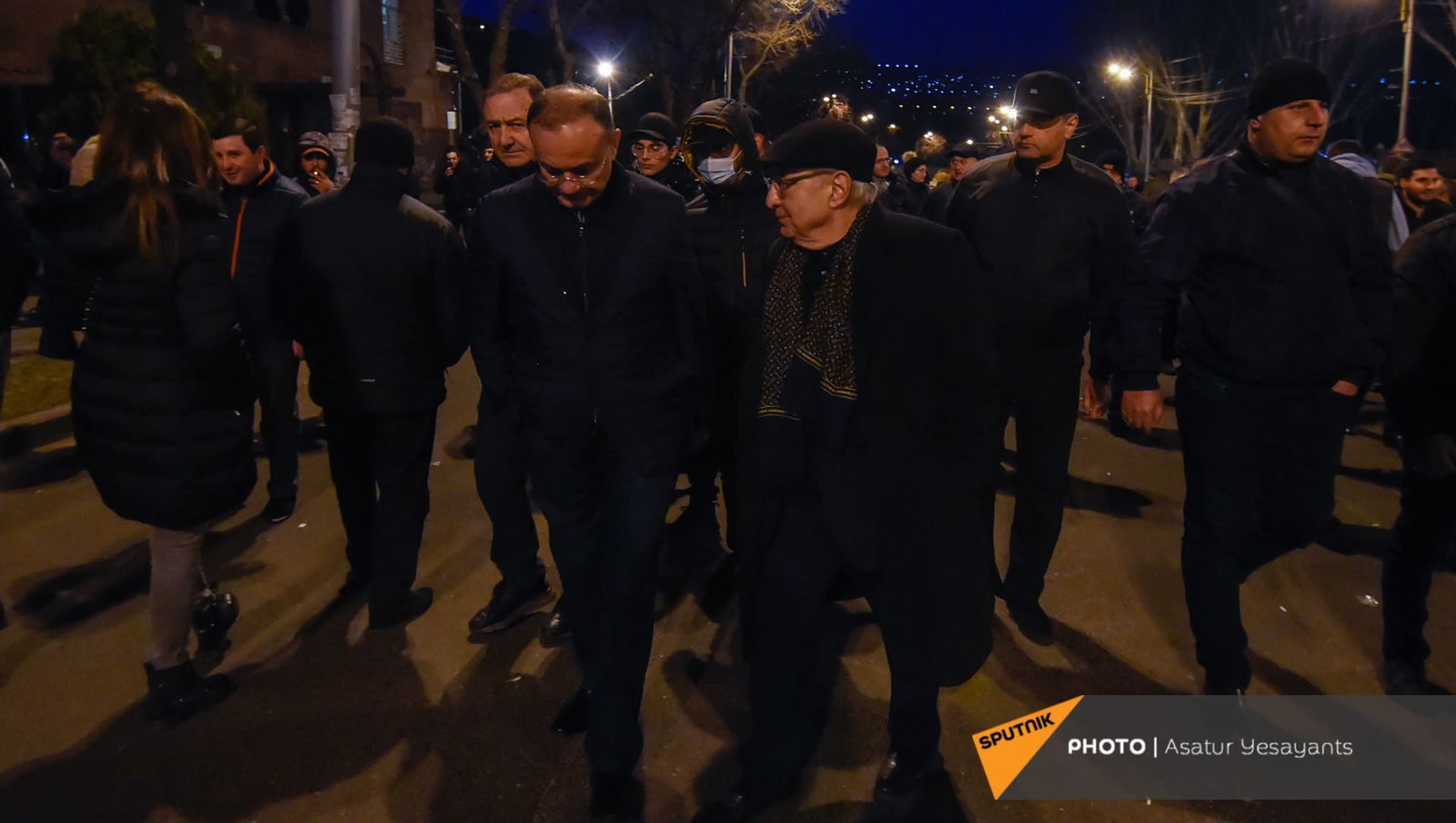 Вазген Манукян и Сейран Оганян рядом с установленными оппозицией палатками на проспекте Баграмяна у здания Национального собрания Армении (25 февраля 2021). Еревaн Вазген Манукян и Сейран Оганян рядом с установленными оппозицией палатками на проспекте Баграмяна у здания Национального собрания Армении (25 февраля 2021). Еревaн - Sputnik Армения, 1920, 02.03.2021