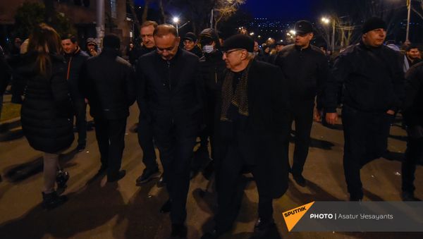 Вазген Манукян и Сейран Оганян рядом с установленными оппозицией палатками на проспекте Баграмяна у здания Национального собрания Армении (25 февраля 2021). Еревaн - Sputnik Армения