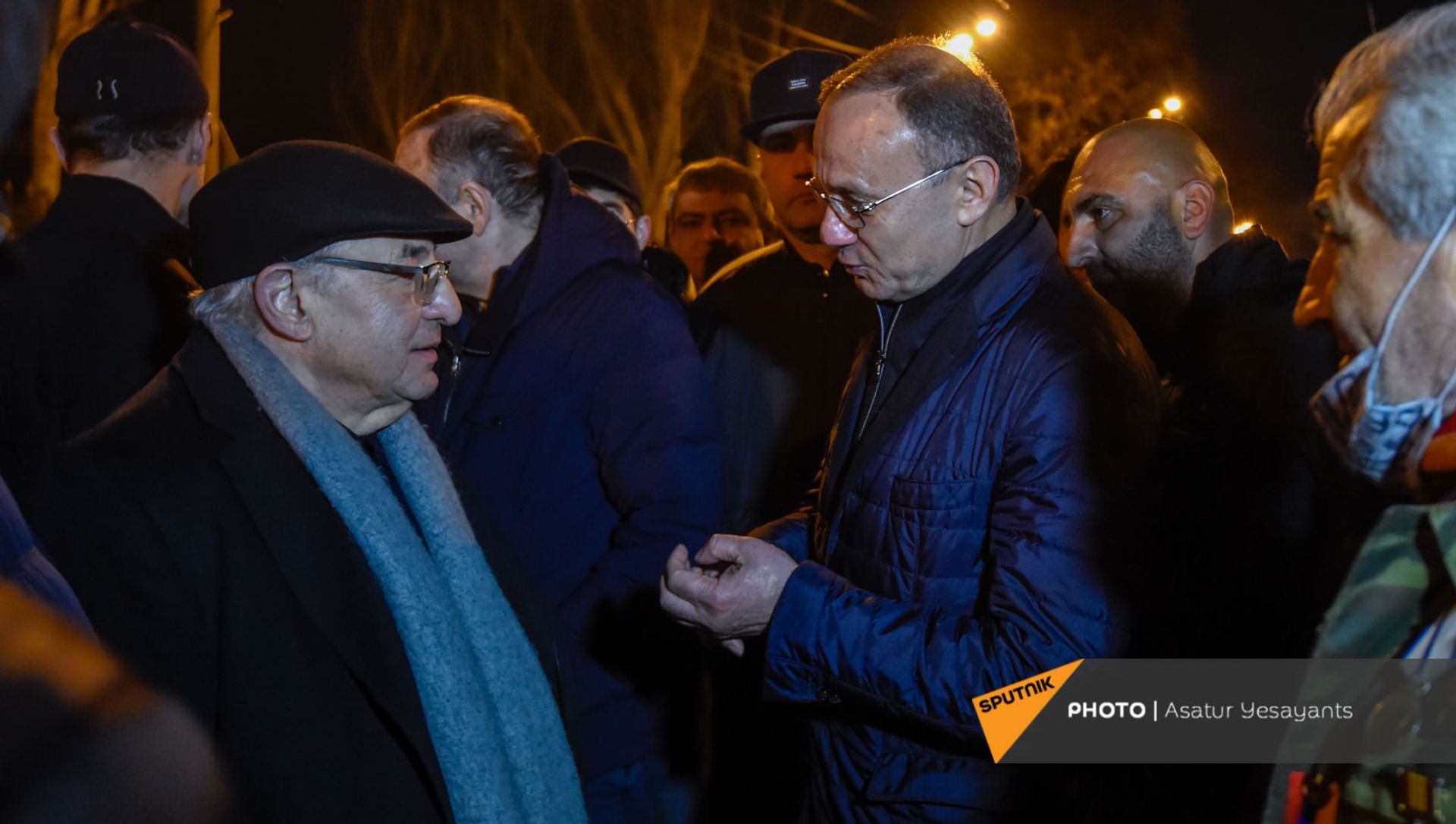 Вазген Манукян и Сейран Оганян рядом с установленными оппозицией палатками на проспекте Баграмяна у здания Национального собрания Армении (25 февраля 2021). Еревaн Вазген Манукян и Сейран Оганян рядом с установленными оппозицией палатками на проспекте Баграмяна у здания Национального собрания Армении (25 февраля 2021). Еревaн - Sputnik Армения, 1920, 02.03.2021