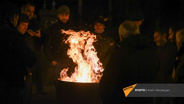 Сторонники оппозиции на проспекте Баграмяна у здания Национального собрания Армении (25 февраля 2021). Еревaн - Sputnik Армения