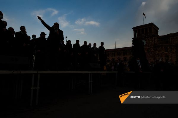 Премьер-министр Никол Пашинян со своими сторонниками во время митинга на площади Республики (25 февраля 2021). Еревaн Премьер-министр Никол Пашинян со своими сторонниками во время митинга на площади Республики (25 февраля 2021). Еревaн - Sputnik Армения