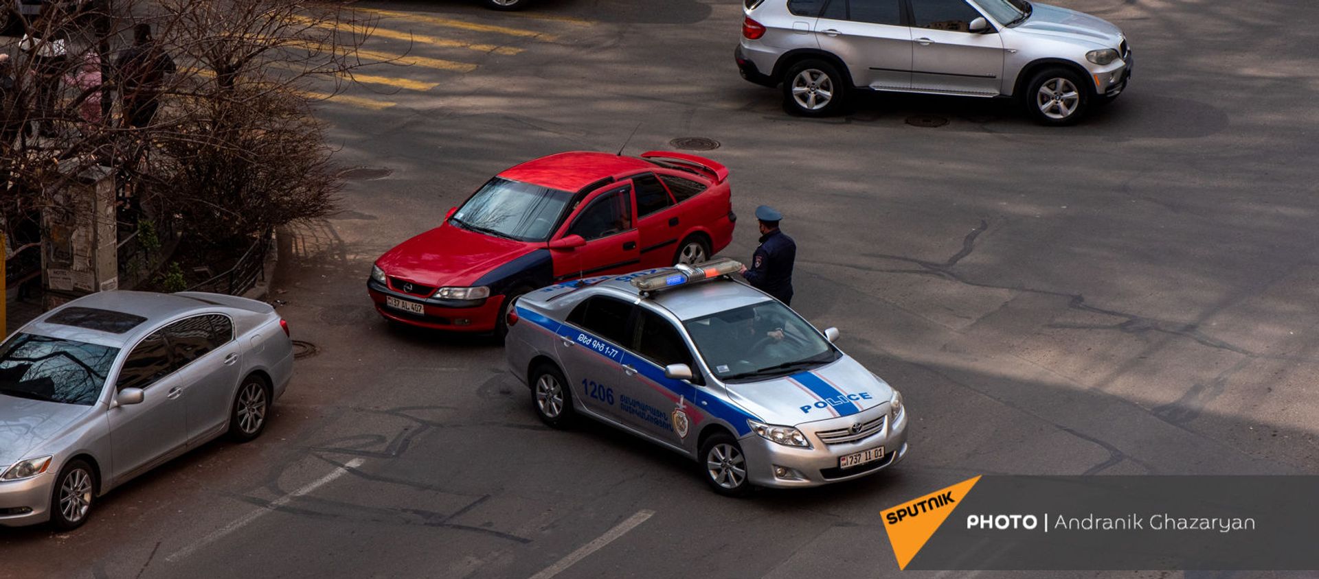 Полиция закрыла проезд к площади Республики перед началом митинга премьер-министра (25 февраля 2021). Еревaн Полиция закрыла проезд к площади Республики перед началом митинга премьер-министра (25 февраля 2021). Еревaн - Sputnik Армения, 1920, 18.04.2021