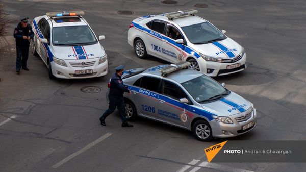 Полиция закрыла проезд к площади Республики перед началом митинга премьер-министра (25 февраля 2021). Еревaн - Sputnik Армения