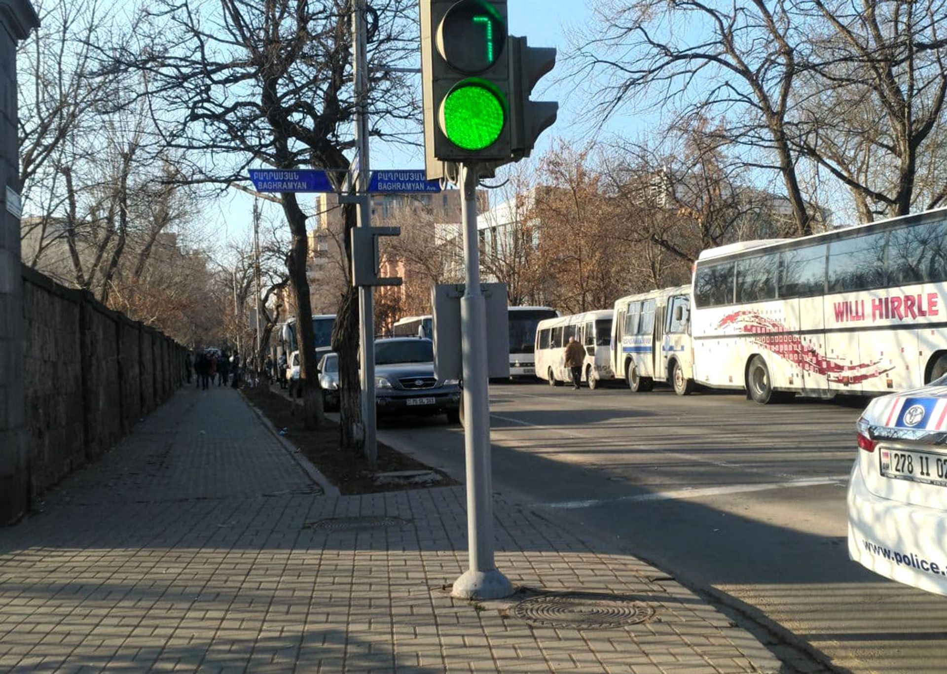 Полицейские проводят пересменку у здания армянского парламента, стянуты новые силы - Sputnik Армения, 1920, 26.02.2021
