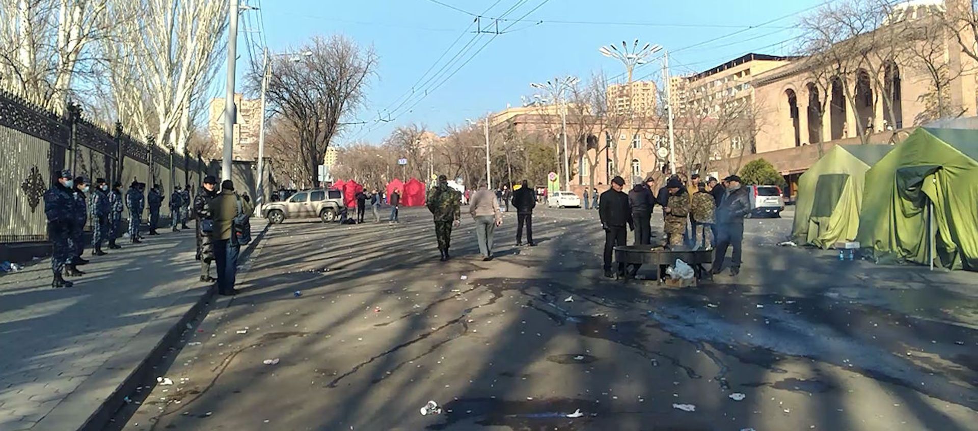Մի քանի հարյուր մարդ է գիշերել Բաղրամյան պողոտայում. ինչ իրավիճակ է այս պահին - Sputnik Արմենիա, 1920, 26.02.2021
