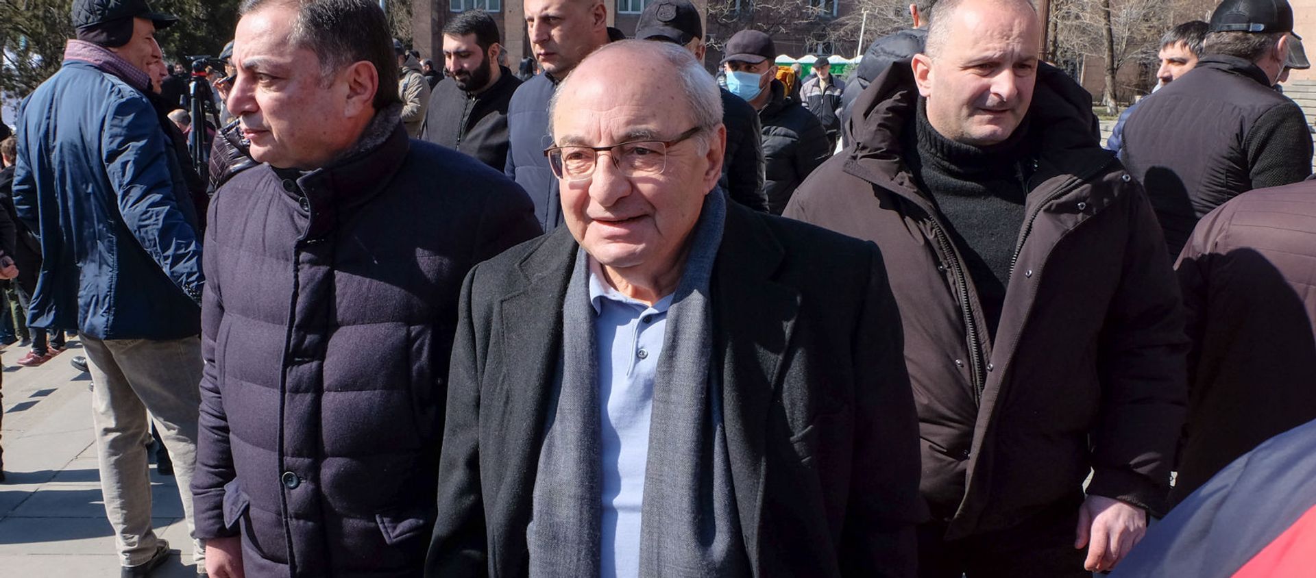 Вазген Манукян на проспекте Баграмяна перед началом митинга оппозиции (26 февраля 2021). Еревaн Вазген Манукян на проспекте Баграмяна перед началом митинга оппозиции (26 февраля 2021). Еревaн - Sputnik Արմենիա, 1920, 26.02.2021