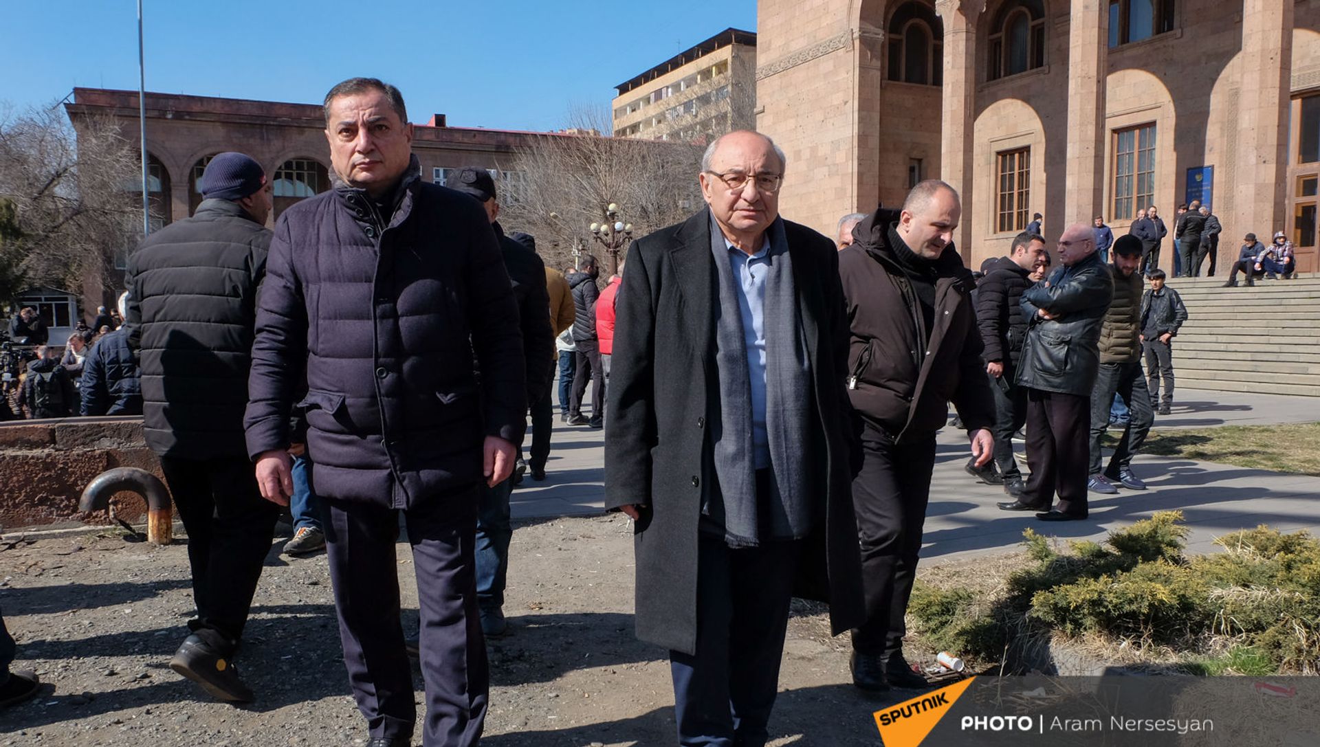Вазген Манукян и Ваграм Багдасарян на проспекте Баграмяна перед началом митинга оппозиции (26 февраля 2021). Еревaн Вазген Манукян и Ваграм Багдасарян на проспекте Баграмяна перед началом митинга оппозиции (26 февраля 2021). Еревaн - Sputnik Армения, 1920, 26.02.2021