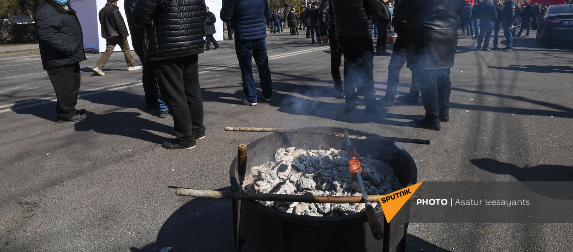 Оппозиционеры готовят шашлык на перекрытом проспекте Баграмяна (26 февраля 2021). Еревaн - Sputnik Արմենիա, 1920, 26.02.2021
