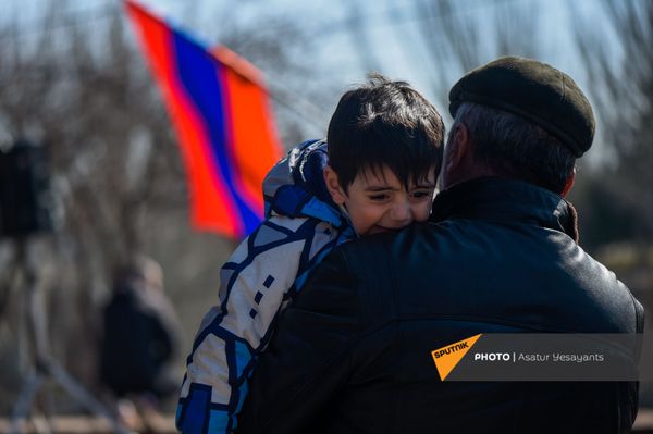 Мальчик на руках участника митинга оппозиции (26 февраля 2021). Еревaн Мальчик на руках участника митинга оппозиции (26 февраля 2021). Еревaн - Sputnik Армения