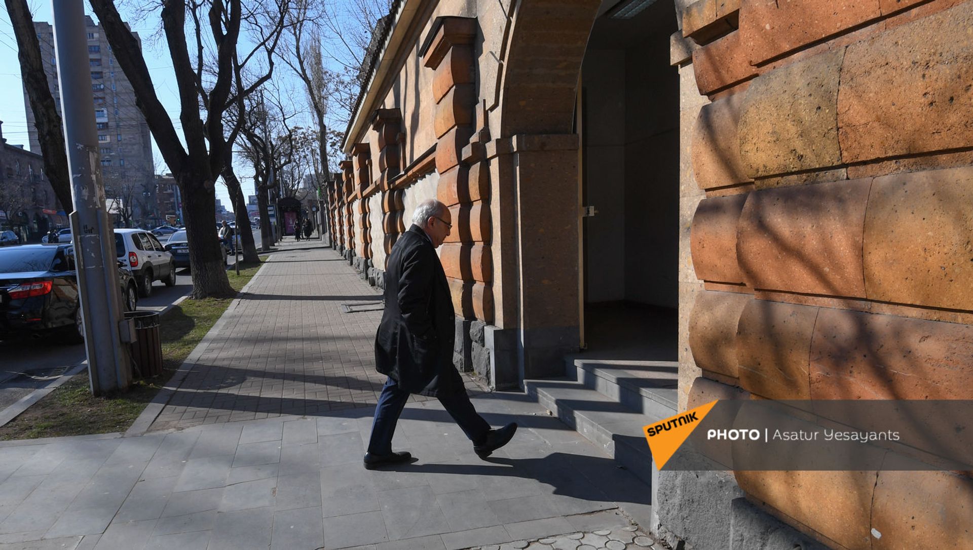 Вазген Манукян входит в резиденцию президента (26 февраля 2021). Еревaн Вазген Манукян входит в резиденцию президента (26 февраля 2021). Еревaн - Sputnik Արմենիա, 1920, 03.03.2021